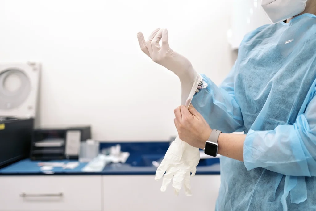 ฉีดฟิลเลอร์น้องชาย คืออะไร? คู่มือฉบับสมบูรณ์ 2569 โดยแพทย์เฉพาะทาง 2 ขั้นตอนการฉีดฟิลเลอร์น้องชายที่ Lover Clinic